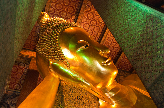 Wat Pho. Храм уходящего в нирвану Будды.