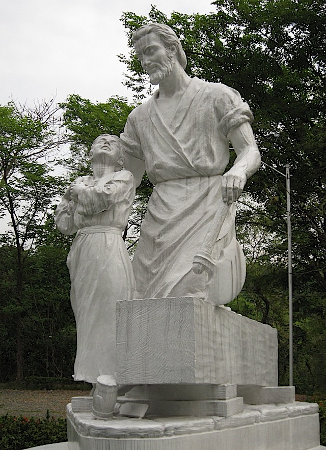 statue of St. Joseph and the child Jesus