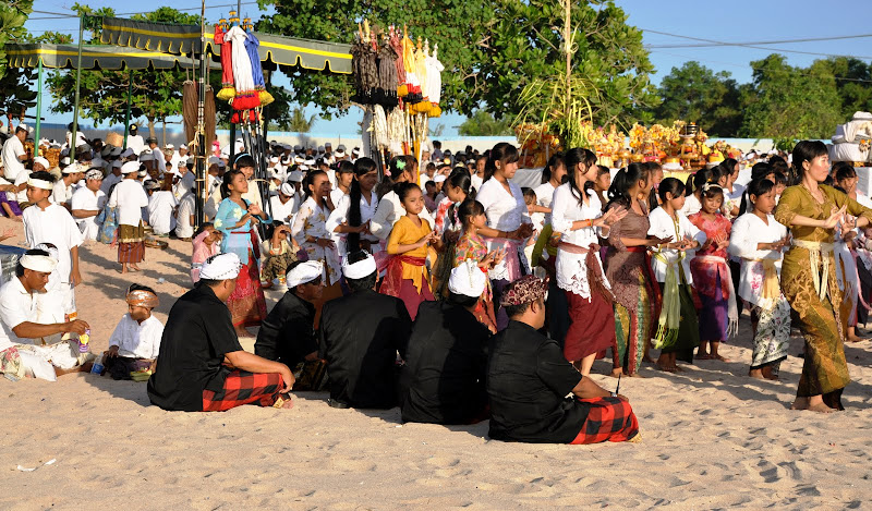 День тишины (Nyepi Day), Меласти (Melasti), Ява(Иджен) и еще