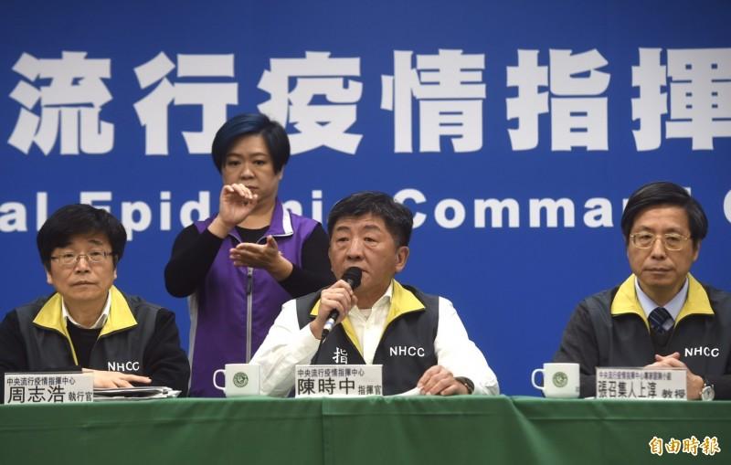 中央流行疫情指揮中心今(16)日指揮官陳時中(中)傍晚公布,國內新增確診2例武漢肺炎,其中1例已死亡,且無出國旅遊史。左為執行官周志浩、右為專家諮詢小組召集人張上淳(右二)。(記者簡榮豐攝)