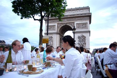 Flashmob Dinner Party in Paris