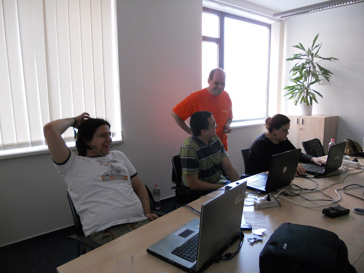 Kelemen Gábor (narancssárga pólóban) az Ubuntu Global Jam-en