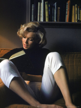 Мэрилин Монро с книгой читает