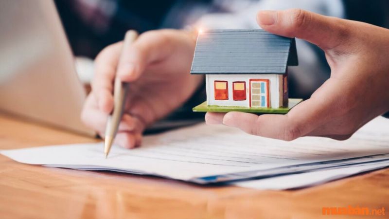  Đọc kỹ và hiểu rõ các điều khoản và điều kiện trong hợp đồng mua bán nhà