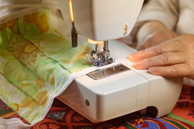Por qué a mi máquina de coser se le enreda el hilo abajo y cómo  solucionarlo? | Xornal Galicia