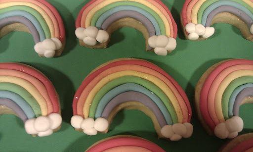 Tarta, cupcakes y galletas arco iris IMAG0147