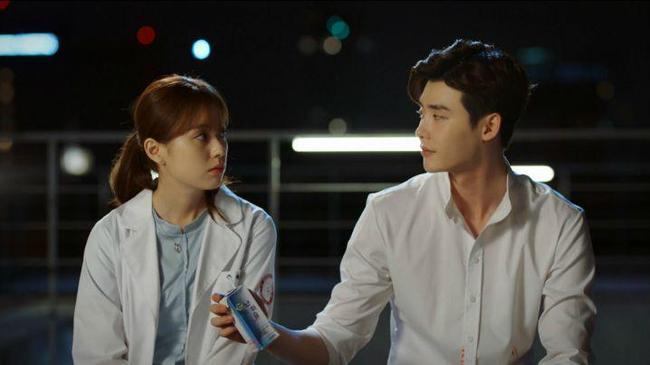 Sinopsis Drama Korea W-Two Worlds Eps 7: Han Hyo Joo Selamatkan Lee Jong Suk
