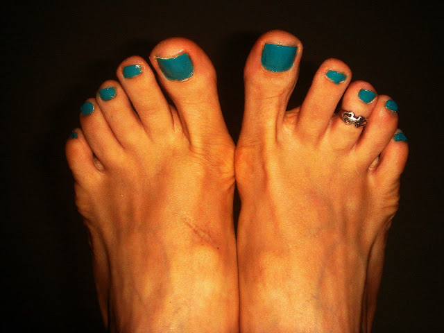 blue toenails
