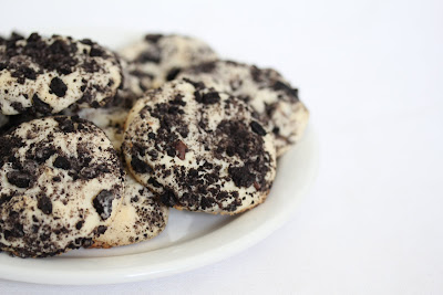close-up photo of a plate of Oreo cheesecake cookies