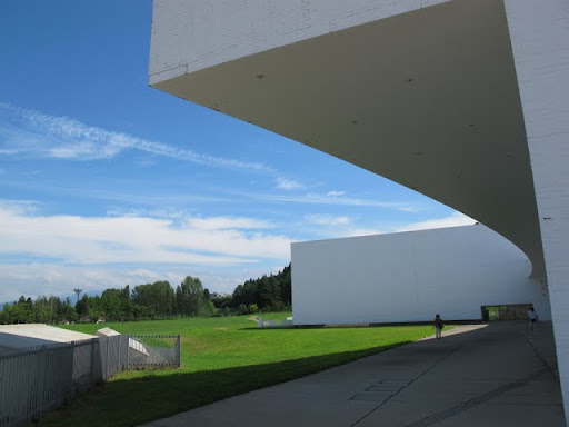 青森県立美術館