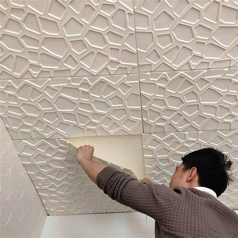 memasang wallpaper plafon