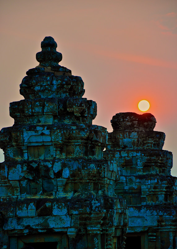 Sunset at Phnom Bakheng. Angkor, Cambodia // Закат над прангами Пном Бакенга. Ангкор, Камбоджа