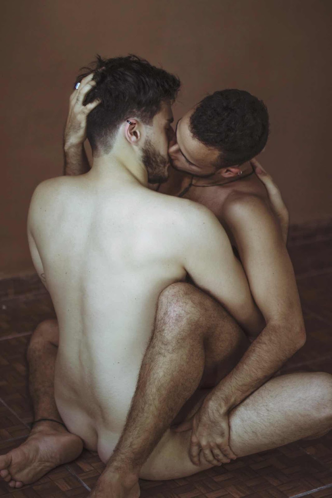 мужики голые целуются фото 46
