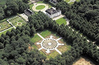 De buitenplaats Beeckestijn, met in het midden onder de gerestaureerde bloemenwaaier. Foto Henk Honig