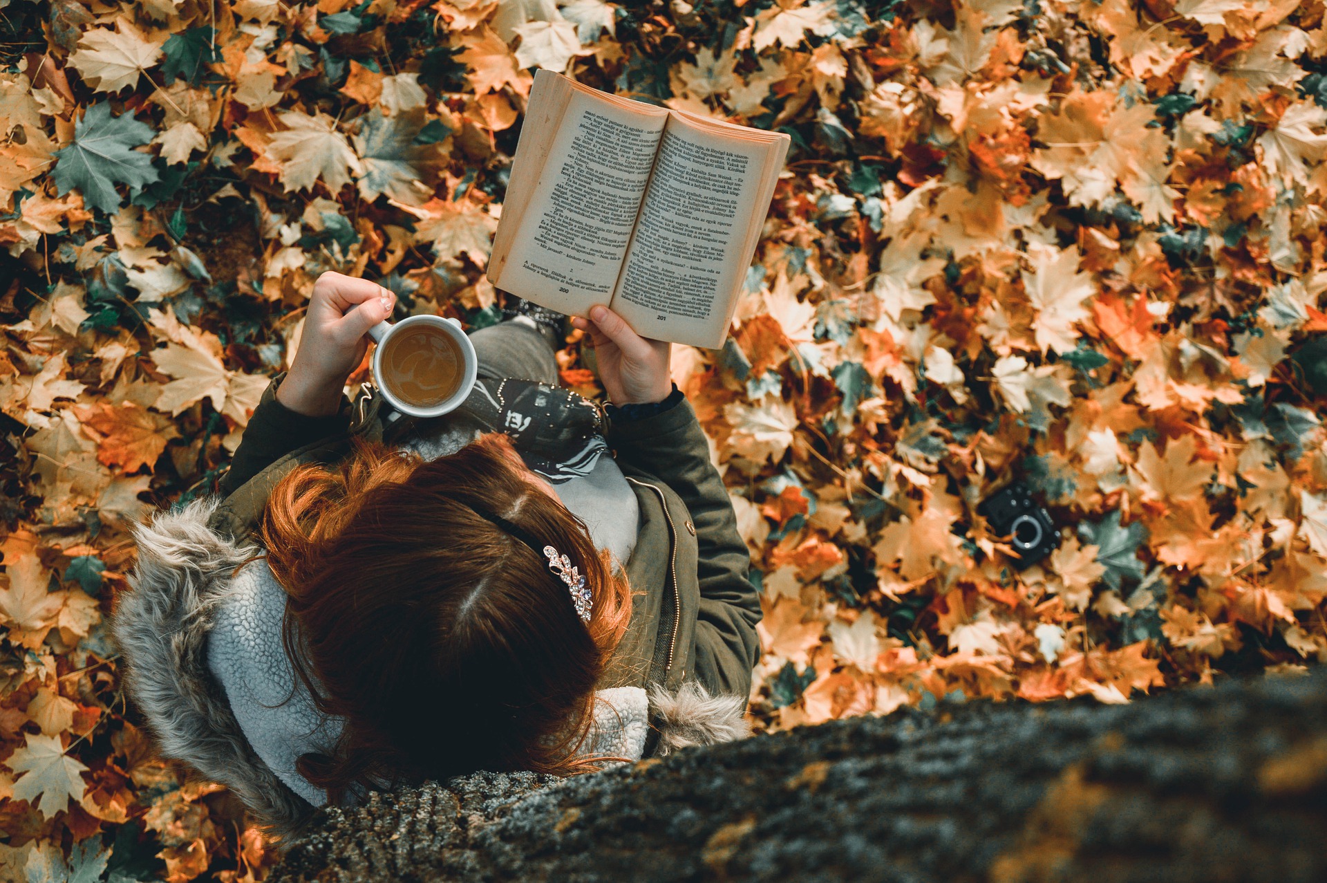 kobieta z herbatą i książką