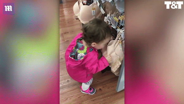 Cute hết nút: Bé gái tưởng áo lót trong cửa hàng là ti mẹ, loay hoay dúi mặt vào tìm sữa - Ảnh 3.