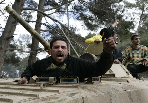 105760 warga libya menaiki tank milik militer  Photo: the Civil with the Guns on Libya