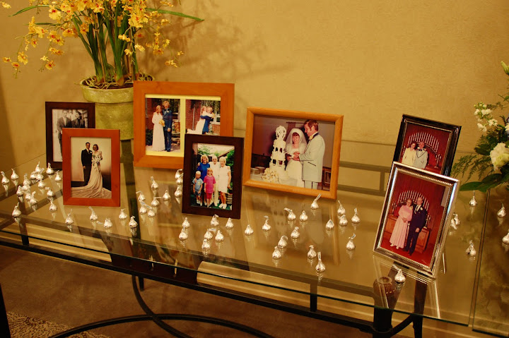 Picture table with family and friends wedding photos