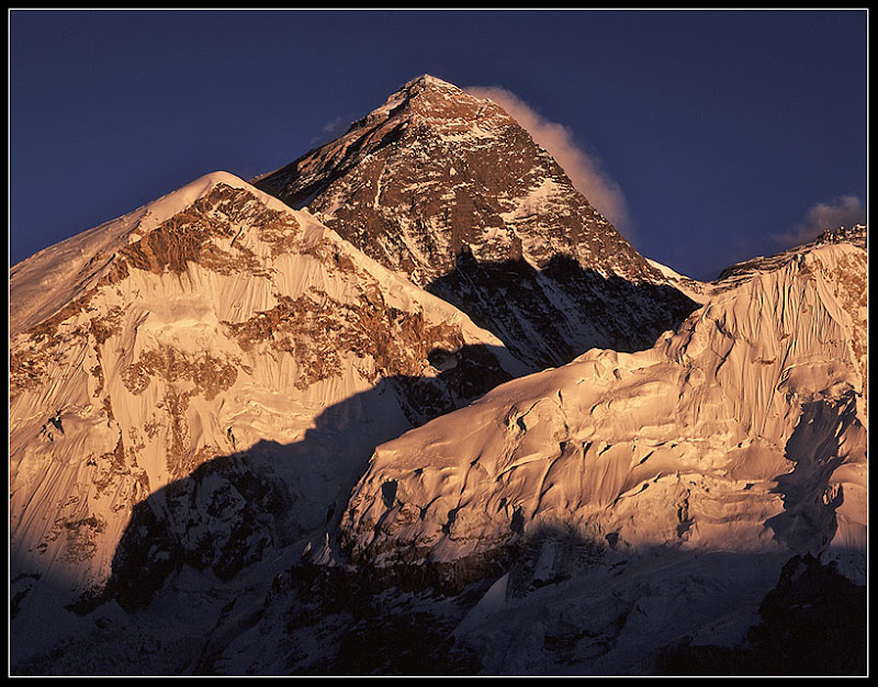 Еверест (Джомолунгма) на восходе солнца