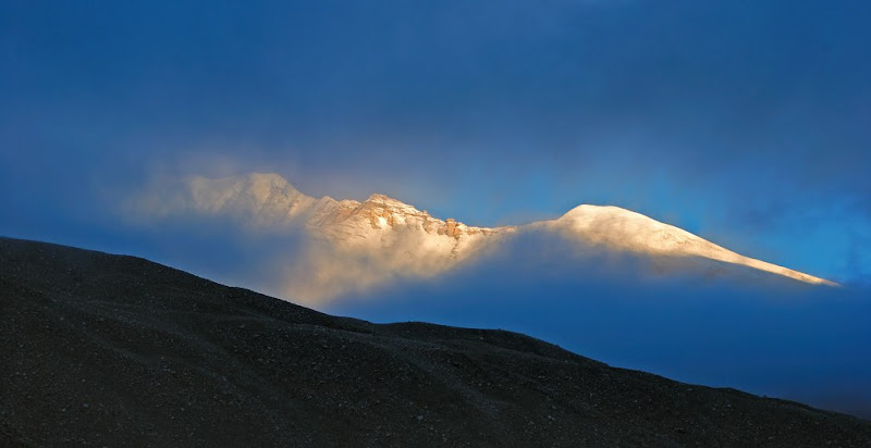 Еверест (Джомолунгма) на восходе солнца