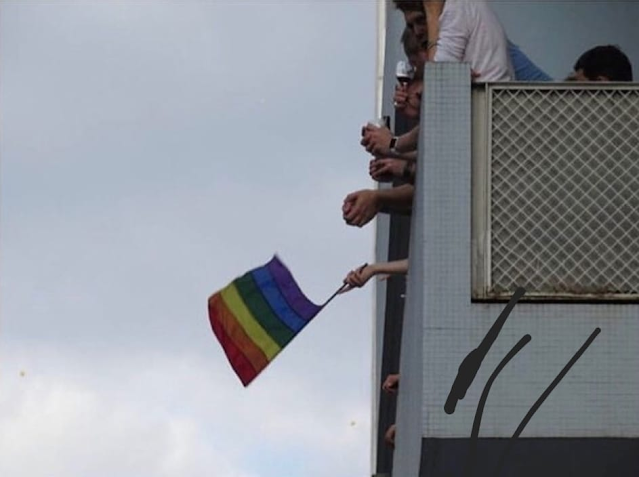 Imagem da bandeira LGBTQIA+ vista de um ângulo de baixo