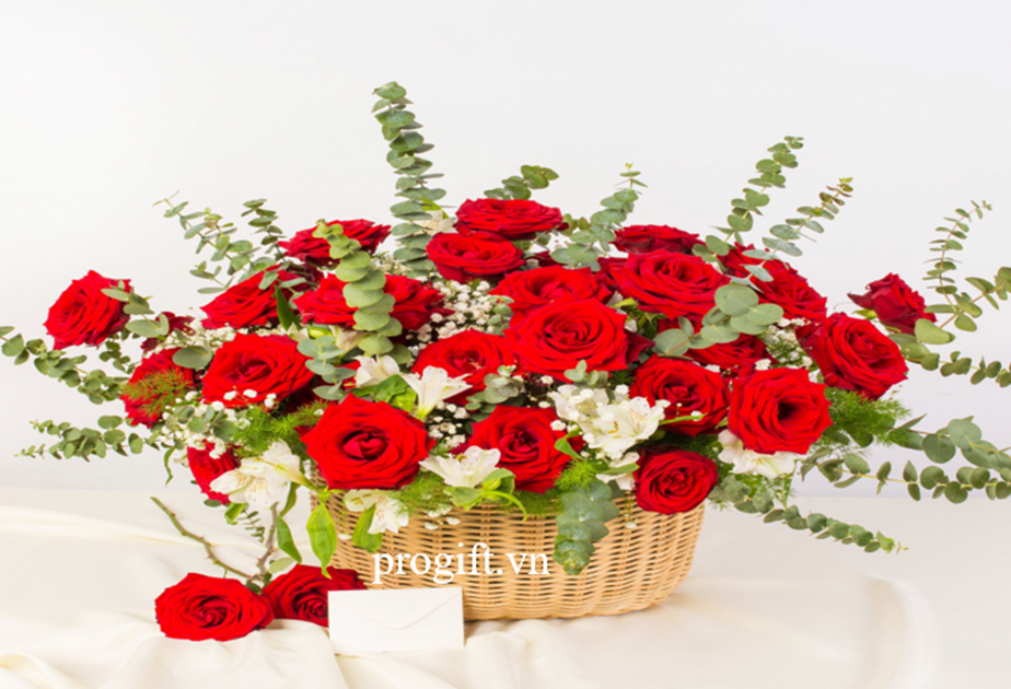 Giỏ hoa tươi phù hợp là món quà tặng cho sếp nữ