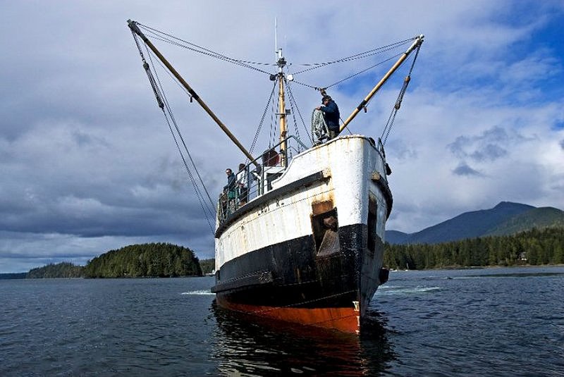 getting ready to tie-up at Ucluelet. [image]