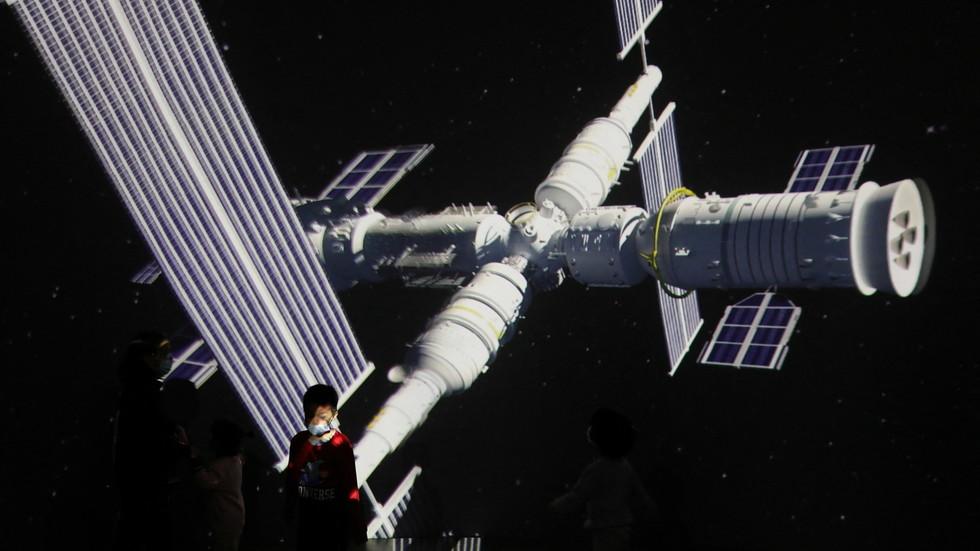 China complains about near-misses with SpaceX satellites — RT World News