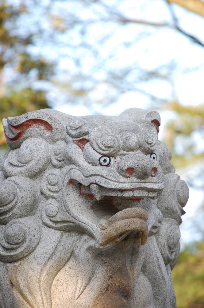 神社の龍と狛犬