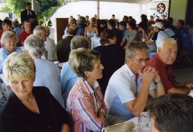 Ein Bild, das Person, drinnen, Personen, Gruppe enthält.

Automatisch generierte Beschreibung