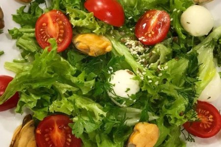 Salad with mussels, mozzarella, tomatoes and herbs