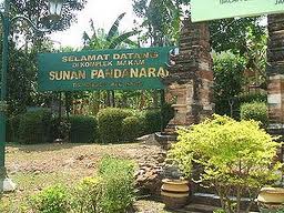 Makam Ki Ageng Pandanaran Makam Ki Ageng Pandanaran, Adipati pertama semarang, pelopor berdirinya Kota Semarang, Yayasan Sosial Pandanaran