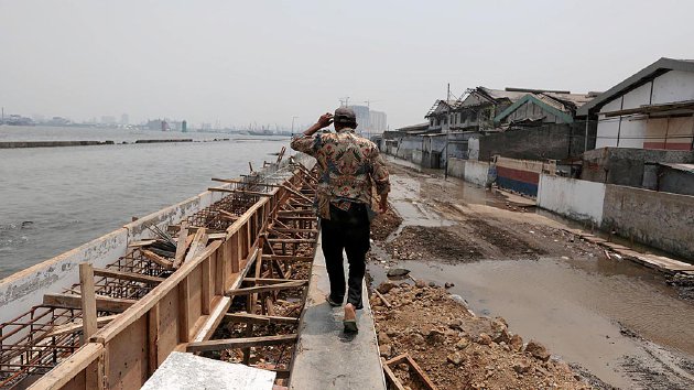 Pekerja membangun tanggul laut di pesisir Muara Baru, Penjaringan, Jakarta Utara, Senin (30/11). Tanggul laut yang dibangun oleh Pemerintah Provinsi DKI Jakarta itu untuk meminimalisir banjir rob yang terus meluas akibat penurunan muka tanah serta peningkatan muka air laut.