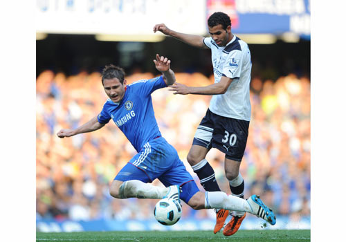 Frank Lampard under pressure from Sandro, Chelsea - Tottenham
