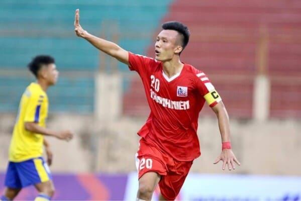 Chân sút Xuân Quyết sau bàn thắng thứ 2 cho Nam Định (Nguồn: thethao.sggp.org.vn)