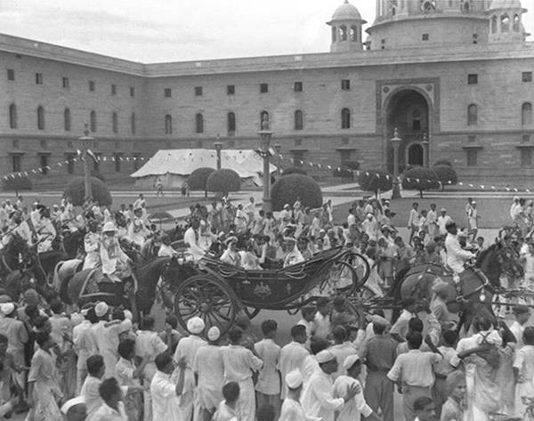 Old India Photos - Mountbatten arrival at Red Fort Old India Photos - Mountbatten arrival at Red Fort