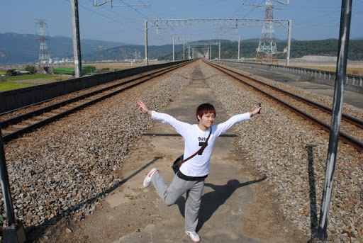 為了拍出鐵道延伸感極佳的照片~還偷偷跑到禁區!!
