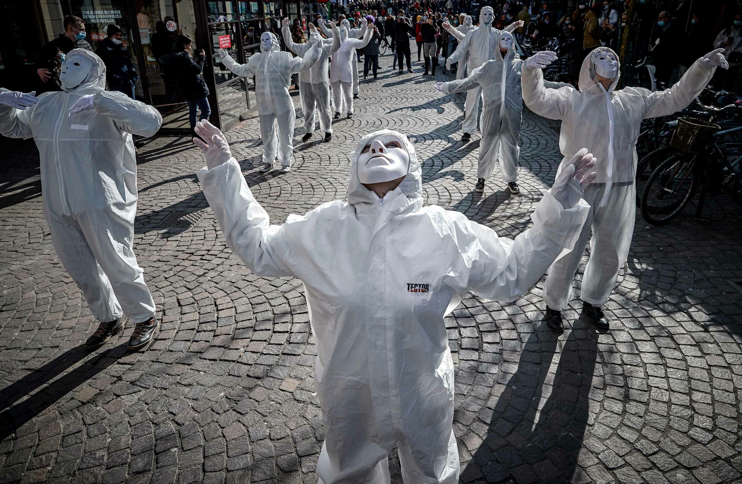 gettyimages 1308131027 scaled - <b>Антивакцинаторы верят в чипирование и уничтожение «восьмого гена человека».</b> Рассказываем, почему возникают эти странные теории и как в этом виновато государство - Заборона