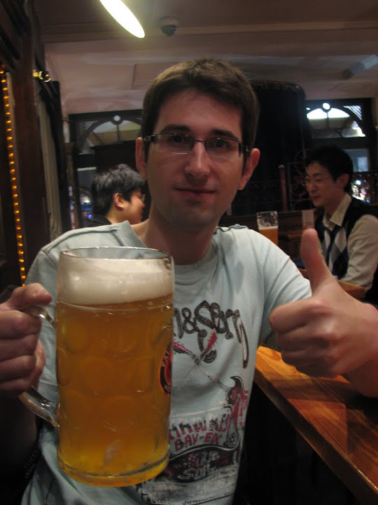 Nico avec une choppe de bière Nico avec une choppe de bière