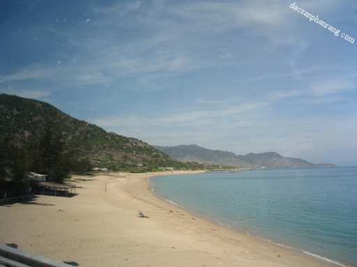 Một góc bãi biển Cà Ná với làn nước trong xanh