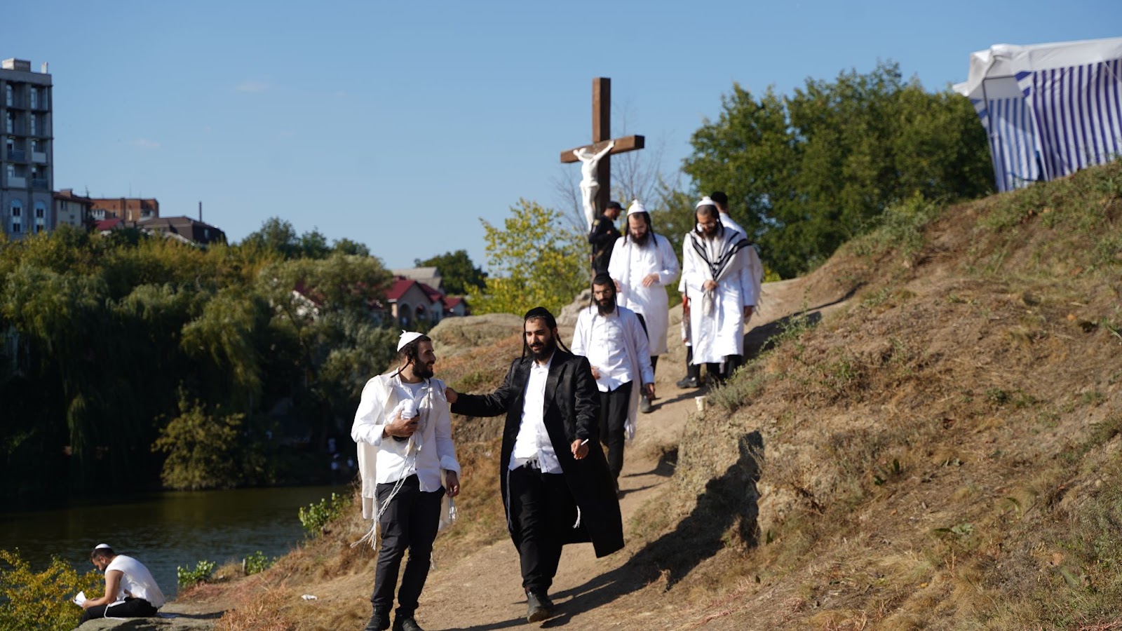 Uman, 17 September 2023. Jewish pilgrims by Lake Sofia. | Photo: Iryna Matviyishyn  
