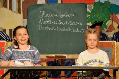 Lisa und Senta berichten aus der Schule Lisa und Senta berichten aus der Schule