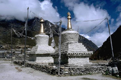 Stupas at the entry to Khumjung