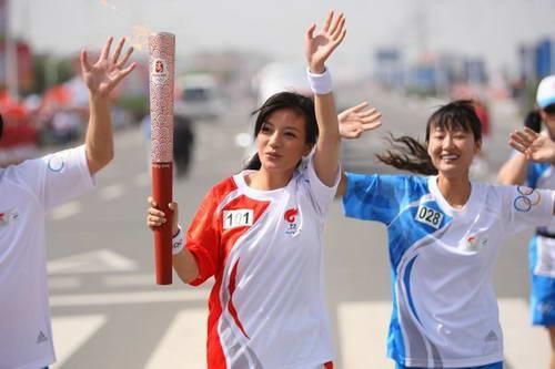 04.06.2008:Triệu Vy đón đuốc Olympic tại Vu Hồ, tiếp tục quyên góp 50 vạn nhân dân tệ ủng hộ khu bị nạn.