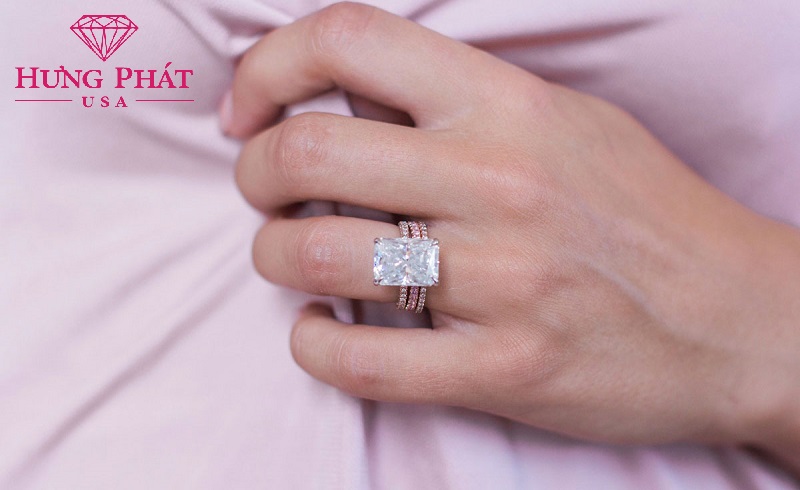 Thiết kế và chất liệu vỏ nhẫn cũng ảnh hưởng đến giá nhẫn kim cương 8 carat