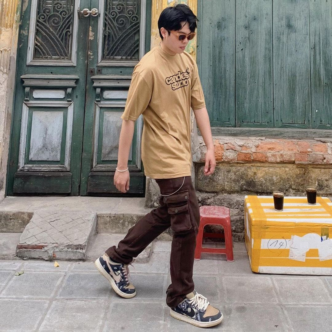 Tạo nên những outfit đẹp mắt với thật dễ dàng áo phông nâu