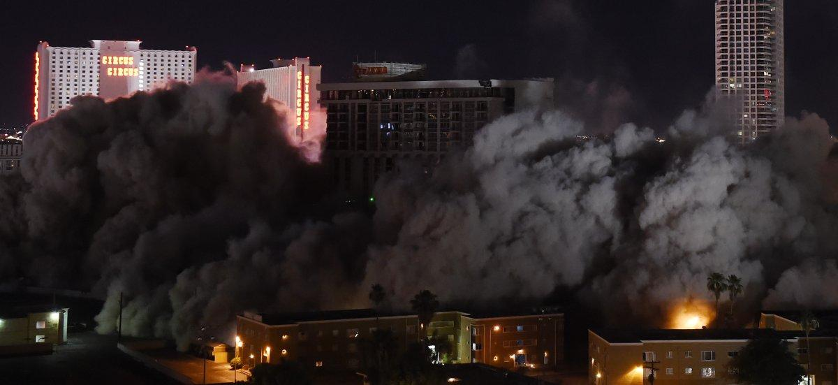 Взрыв в вегасе. Взрыв казино в Лас Вегасе. Riviera Лас Вегас 1955. Взрывы зданий в Лас Вегасе. Отель в Лас Вегасе снесенный в 1995.