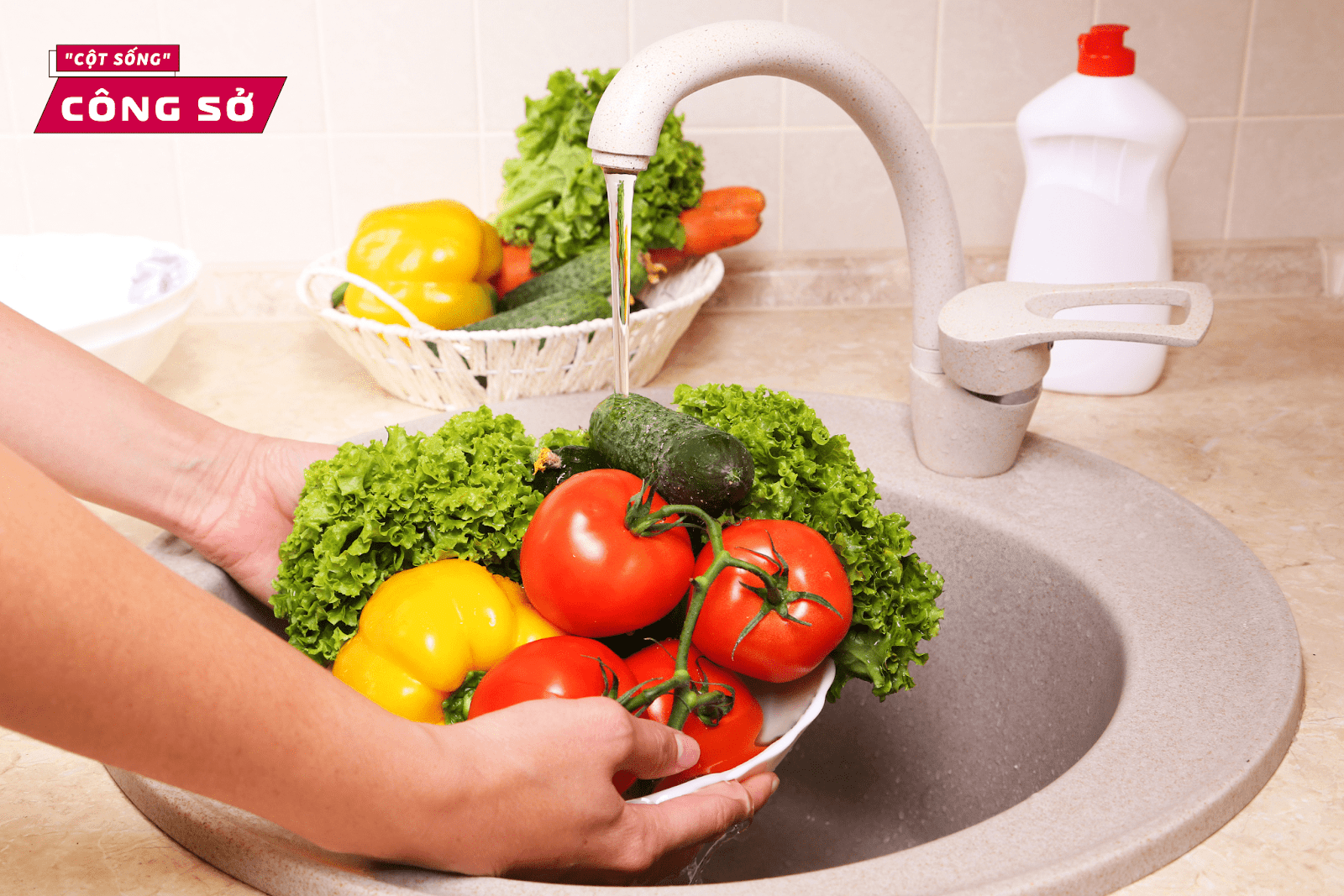 Rửa sạch nguyên liệu trước khi chế biến
