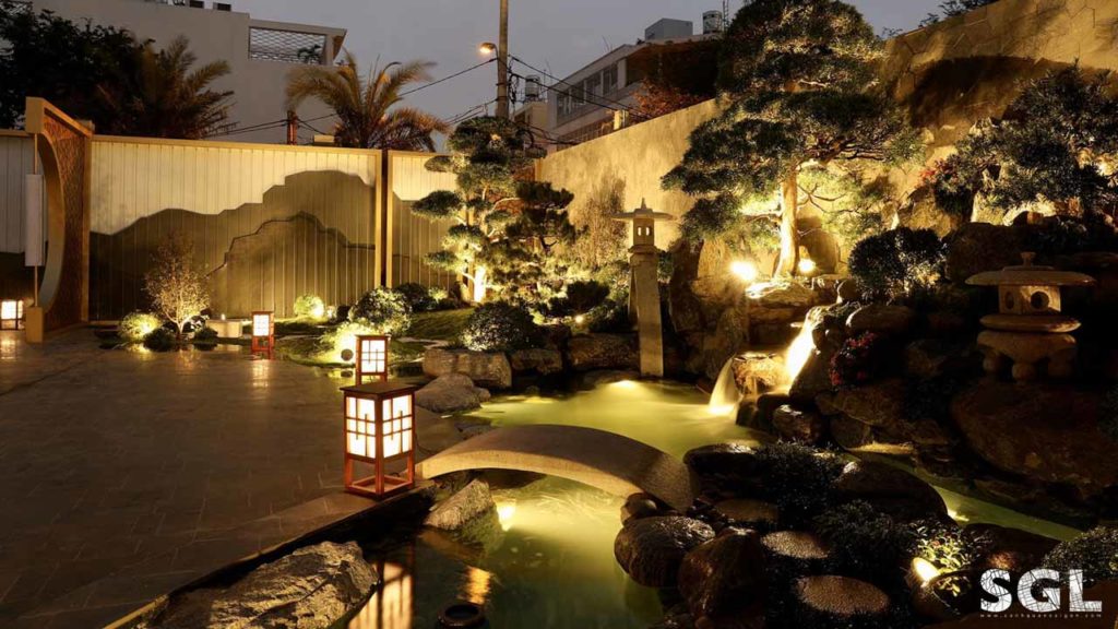 Mẫu thiết kế sân vườn Nhật Bản lung linh về đêm.