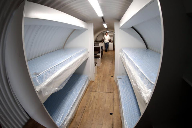 Hệ thống giường tầng được thiết kế giúp tiết kiệm diện tích bên trong boong ke. (Ảnh: EPA)